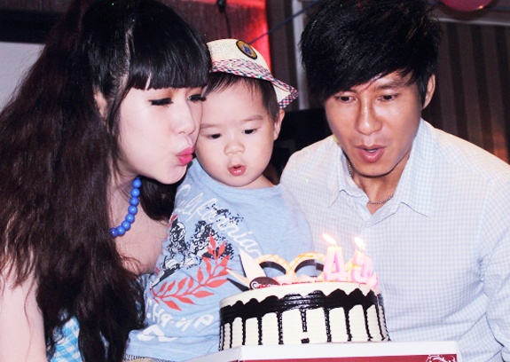 Ly Hai mung sinh nhat ben vo con va hon 100 fan hinh anh