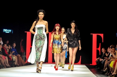 Nguoi mau Viet di thi chi de kiem... dai gia hinh anh