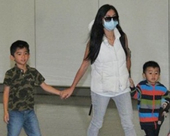 Truong Ba Chi che mat kin mit dua 2 con ve Hong Kong hinh anh