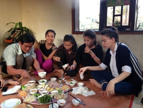 Ha Ho va bua com gian di o que nha Quang Binh hinh anh