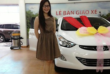 Huong Tram khoe xe hop moi tau hinh anh