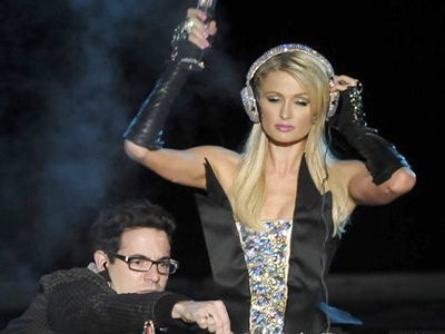Khong thua ke, Paris Hilton miet mai lam them hinh anh