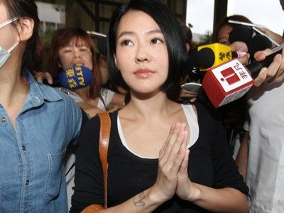 Ro tin Tieu S de don ly hon chong sau nghi an gian lan hinh anh