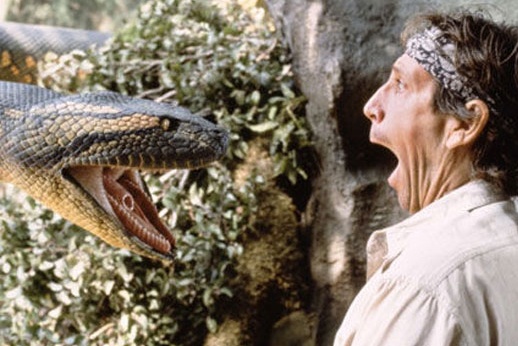 10 cach bao toan mang song khi doi dau quai vat phim kinh di hinh anh