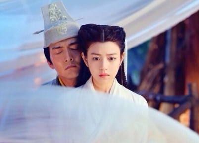 Lo anh Tieu Long Nu trong vong tay cua dam tac Doan Chi Binh hinh anh