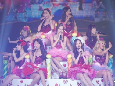 SNSD khoe duong cong voi liveshow ngap tran mau hong hinh anh