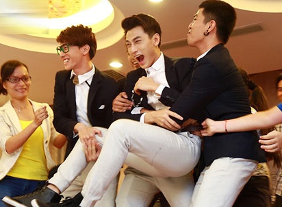 365 cuoi ngat khi bi fan Ha Noi 'hanh xac' hinh anh