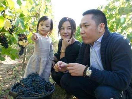 Khoanh khac hanh phuc cua Trieu Vy ben chong con hinh anh