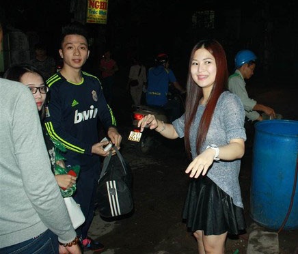 Nguoi yeu dua don Huong Tram luc nua dem hinh anh