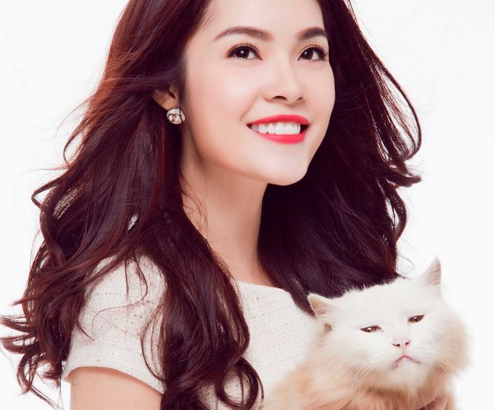 Duong Cam Lynh khoe ve dep khong ty vet ben meo cung hinh anh