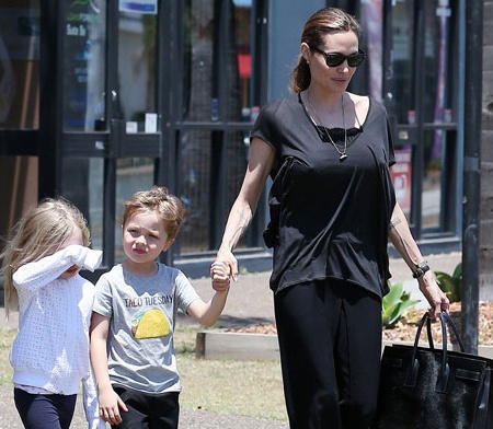 Angelina Jolie lo nguc to bat thuong khi ra pho cung cac con hinh anh