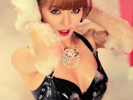 Xon xao nghi an HyunA lo nguc trong MV moi hinh anh