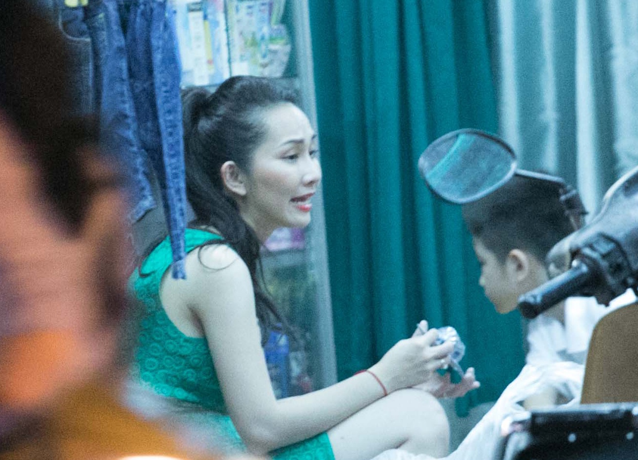 Kim Hien lai xe hop dua con di mua quan ao le duong hinh anh