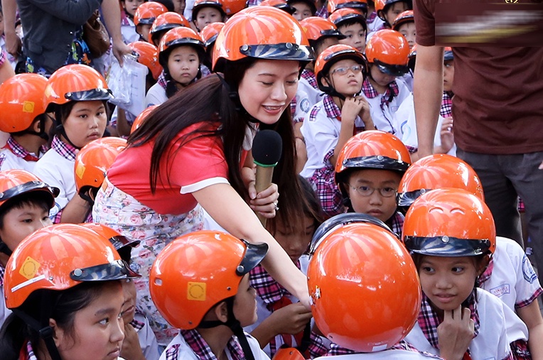 Thanh Thuy tre trung giua dan hoc sinh tieu hoc hinh anh