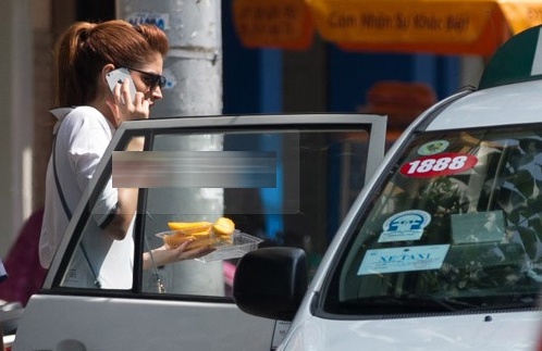 Andrea vo tu nghe dien thoai ngoai duong sau khi bi cuop hinh anh