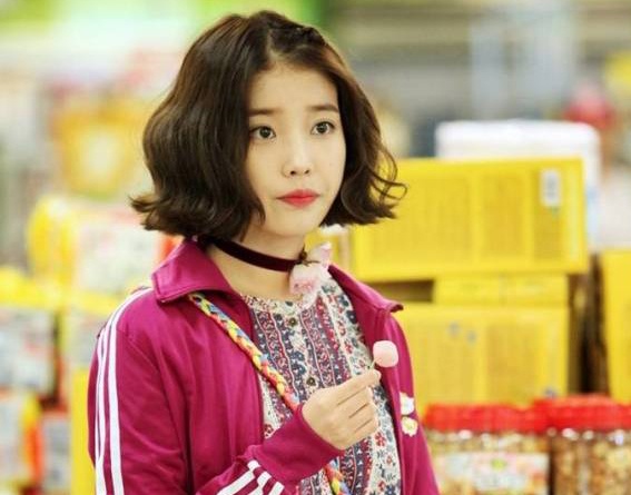 IU hoa gai que voi thoi trang ky quai trong phim moi hinh anh