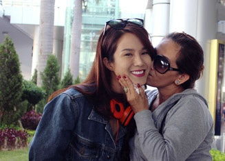 Diep Lam Anh bi fan nu 'cuong hon' o san bay hinh anh