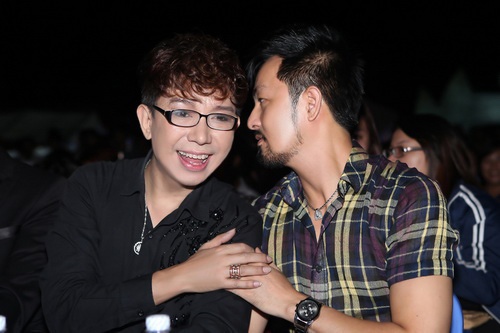 Long Nhat tinh tu nam tay ban trai tren san khau hinh anh