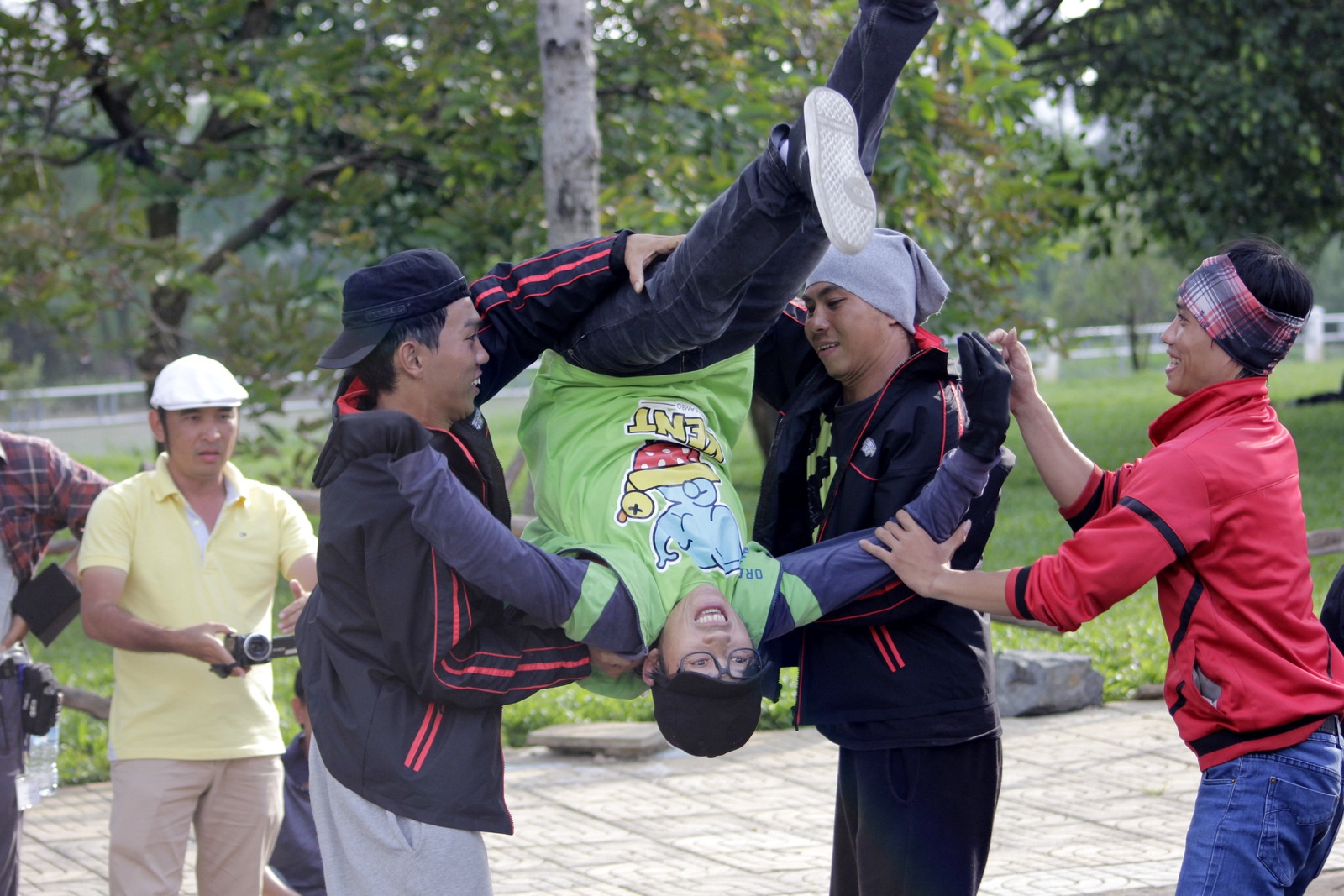 Hoai Linh gay thot tim voi canh nhao lon giua pho hinh anh