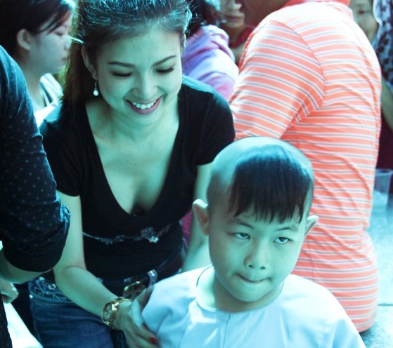 Pham Thanh Thao tuoi tan phat com cho benh nhi hinh anh