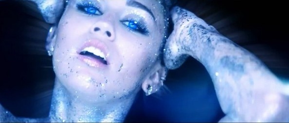 Miley Cyrus nong bong voi body painting trong MV moi hinh anh
