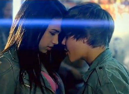 'Bat thop' chieu bai tan tinh gai xinh cua Justin Bieber hinh anh