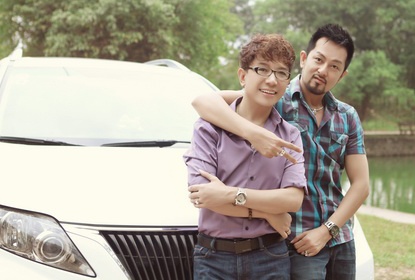 Long Nhat nam tay ban trai di choi cuoi tuan hinh anh