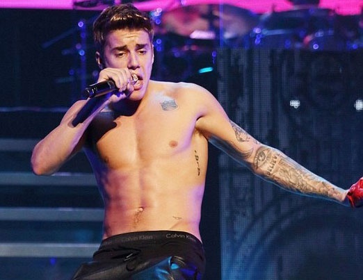 Justin Bieber giam len quoc ky Argentina gay phan no hinh anh