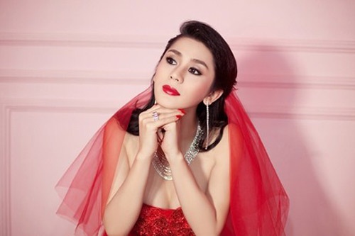 Lam Chi Khanh mac ao cuoi do ruc hinh anh