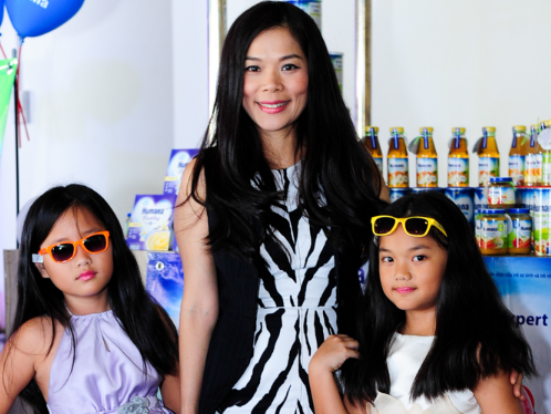 My Le dua hai co con gai sanh dieu di tiec hinh anh