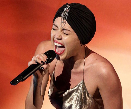 Miley Cyrus bi 'nem da' vi hat live nhu tieng de keu hinh anh