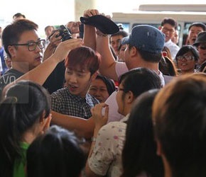 Sao Han hoang hot vi bi giat mu o san bay Tan Son Nhat hinh anh