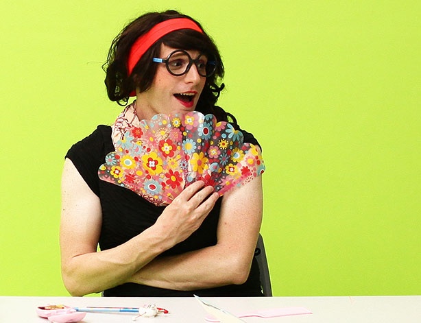 Kyo York hoa tu ong gia den co gai trong MV tri an thay co hinh anh