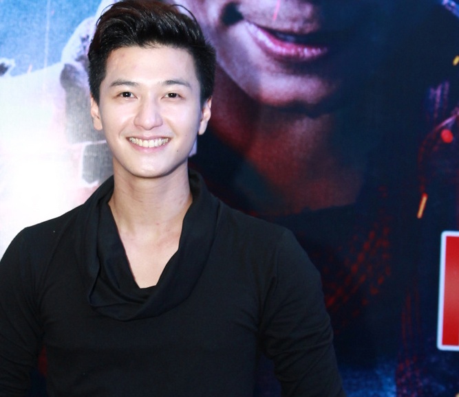 Huynh Anh 'bo roi' ban gai hot girl di xem phim mot minh hinh anh