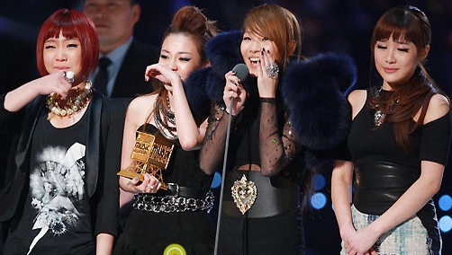 Fan 2NE1 buc xuc, that vong ve MAMA 2013 hinh anh