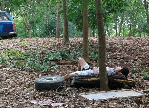 Johnny Tri Nguyen ngu va vat tren phim truong hinh anh