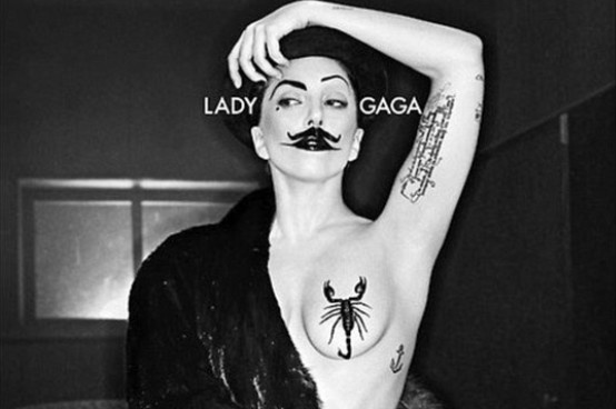 Lady Gaga khoe vung nhay cam tran trui tren bia tap chi hinh anh