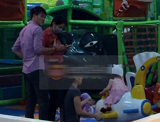 Lan dau lo anh Cong Vinh - Thuy Tien dua con gai di choi hinh anh