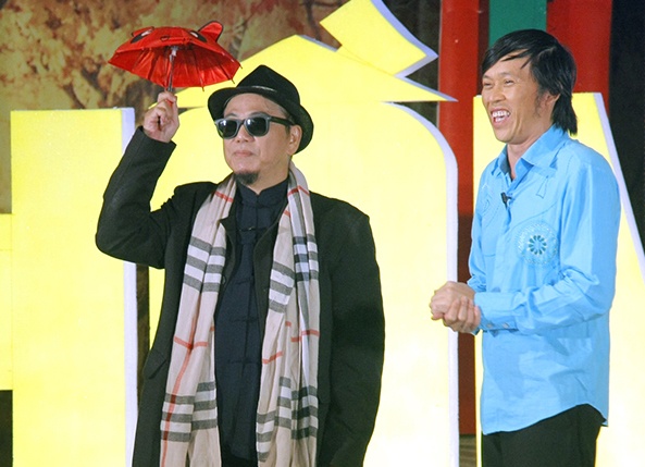 Hoai Linh lam tro ly 'lau ca' trong liveshow Hong To hinh anh