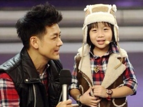 Lam Chi Dinh lam giau nho con trai hinh anh