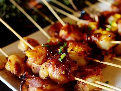 Cuoi tuan lam tom boc thit nuong cau ky dai gia dinh hinh anh