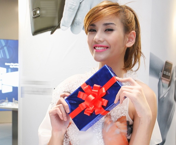 Hoang Yen duoc nhan qua Noel som o Ha Noi hinh anh