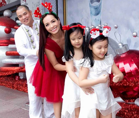 Thuy Hanh dua ca nha di choi Noel som hinh anh