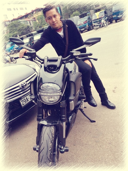 Tuấn Hưng bên chiếc xe Ducati.