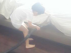 Con trai Ha Ho dam dang don dep nha hinh anh