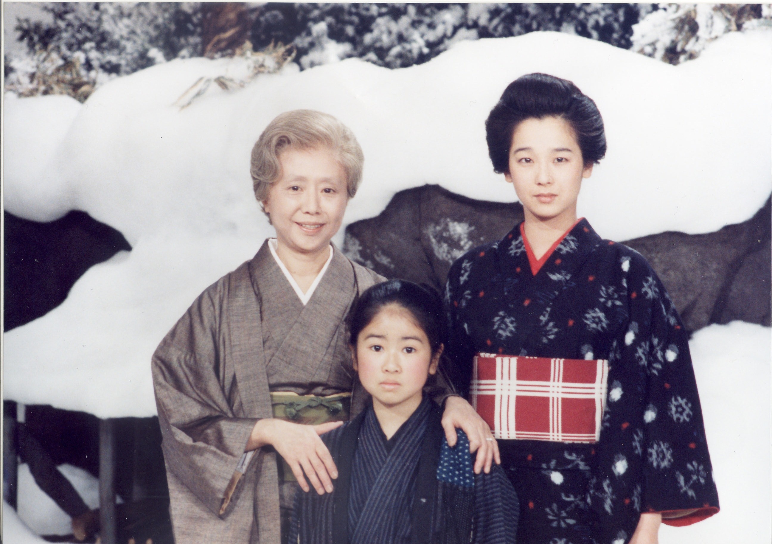 Hình ảnh đẹp của ba diễn viên vào vai Oshin trên phim trường.