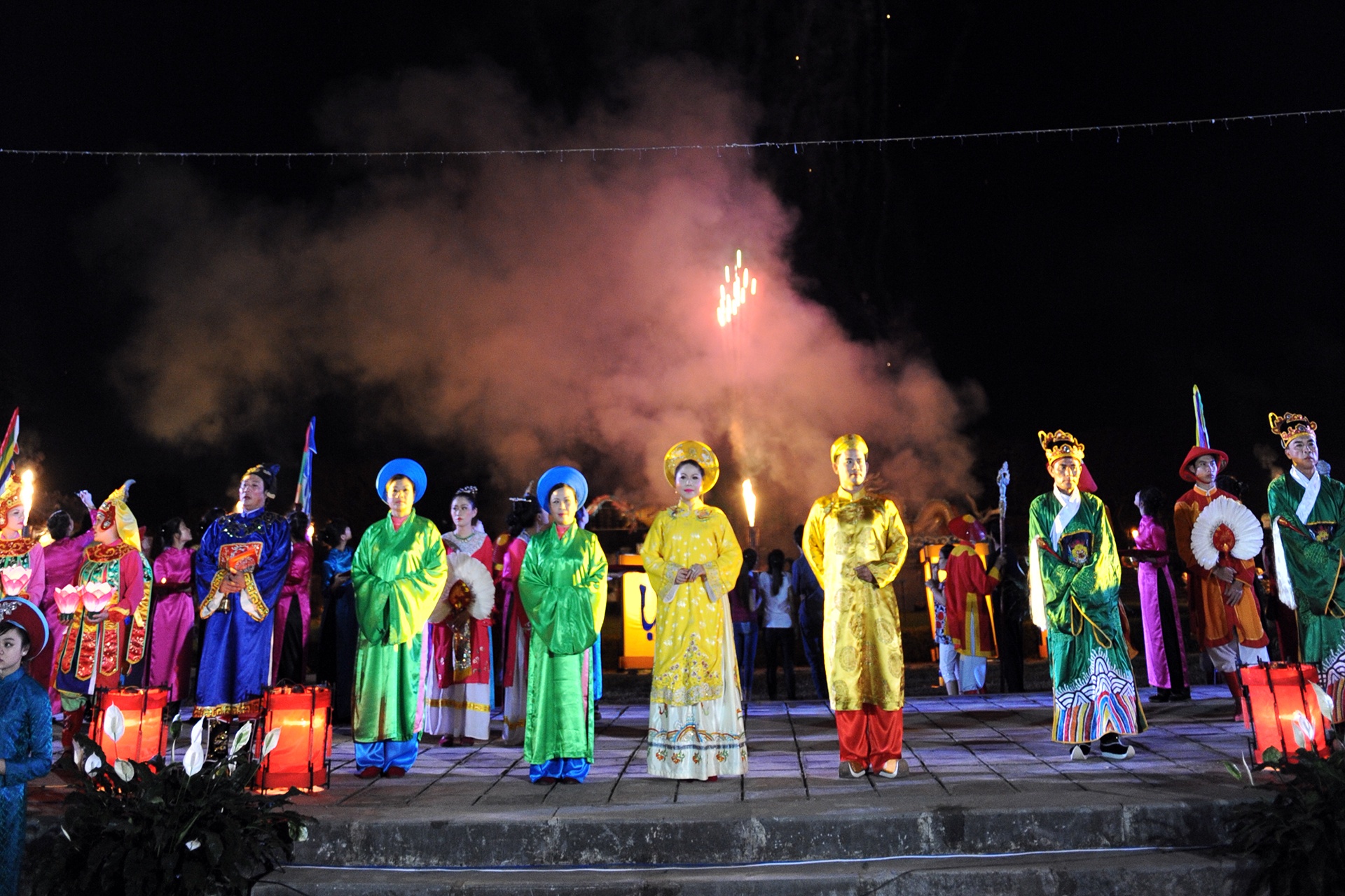 Clip vua, hoang hau xuat hien trong Dem Hoang cung hinh anh