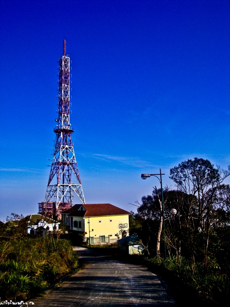 Con đường nhỏ dẫn tới trạm thông tin liên lạc.