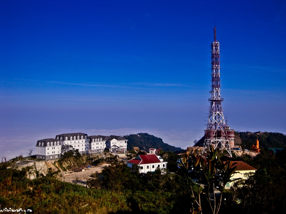 Khách sạn ở Bà Nà nhìn từ đỉnh núi Chúa.