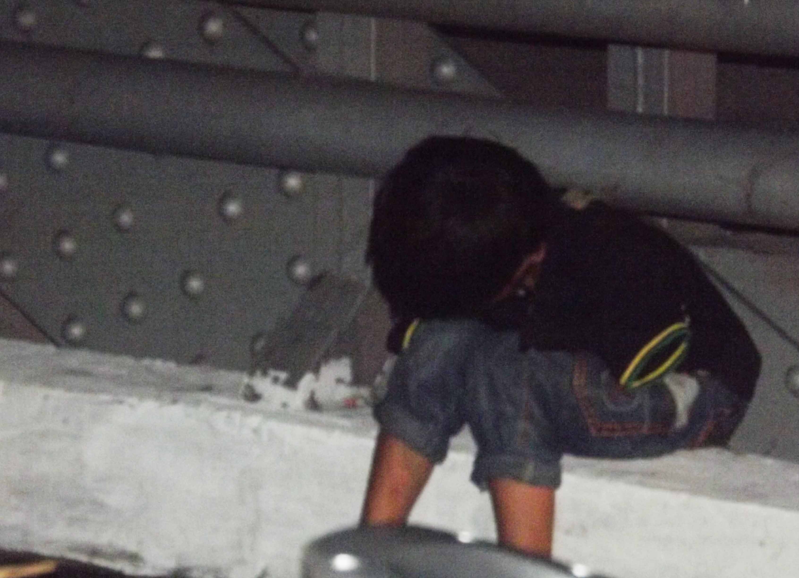 Man kich xin tien cua chu be khoc tren cau luc nua dem hinh anh